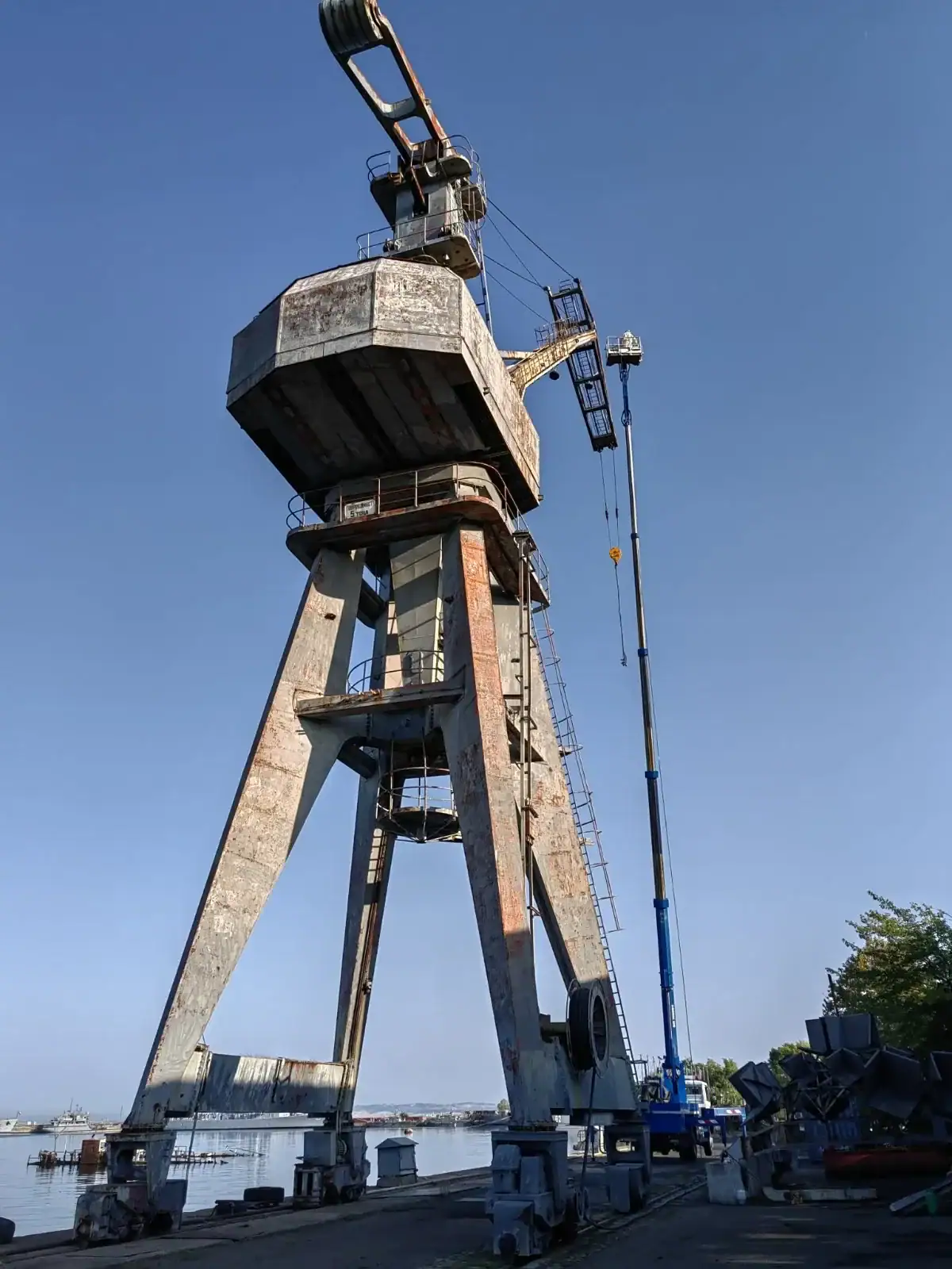 Пристанищен кран, Атия